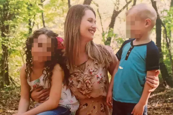 بالفيديو.. طفلة تطعن أخاها حتى الموت والأم تكشف أمراً صادماً!