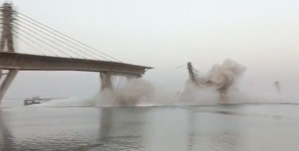 بالفيديو.. انهيار جسر عملاق في الهند بشكل مُخيف!