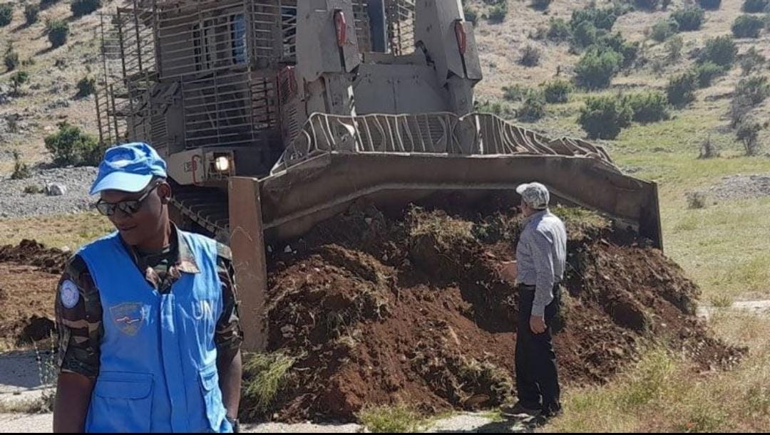 بالفيديو: موقف بطولي لراعٍ لبناني يتصدّى بجسده لجرافة "إسرائيلية" في كفرشوبا