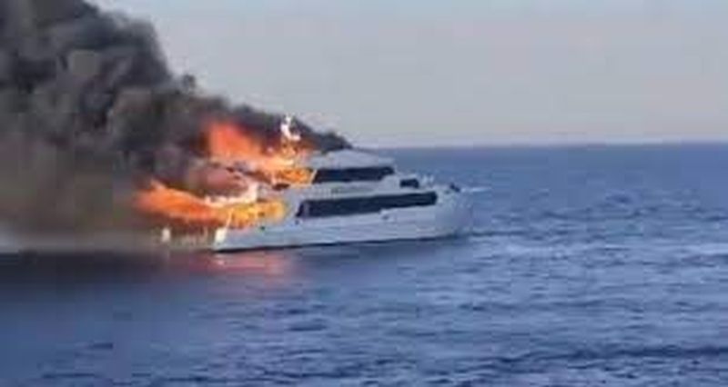 فيديو: حريق بزورق سياحي قبالة مرسى علم