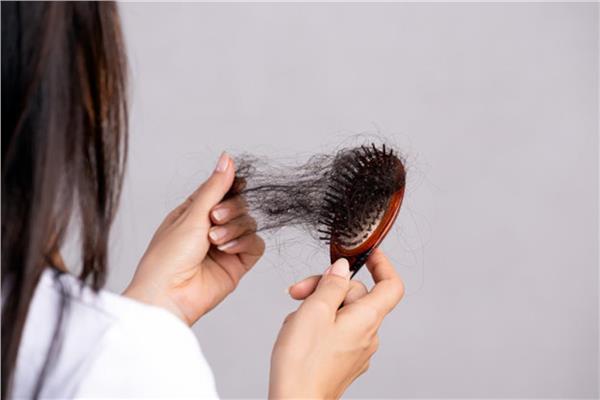 تساقط الشعر قد يكون علامة منذرة للإصابة بـ"قاتل صامت"