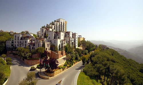 "لبنان الحلو"  "برمانا"..  سحر الضيعة اللبنانية التقليدية وفخامة منتجعات!