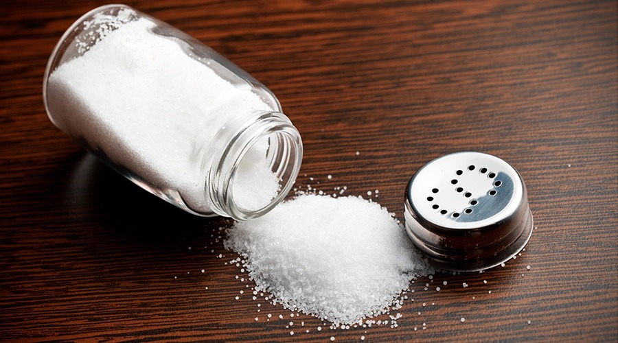 ما هي الأمراض التي يُسببها تناول الملح بكميات كبيرة؟