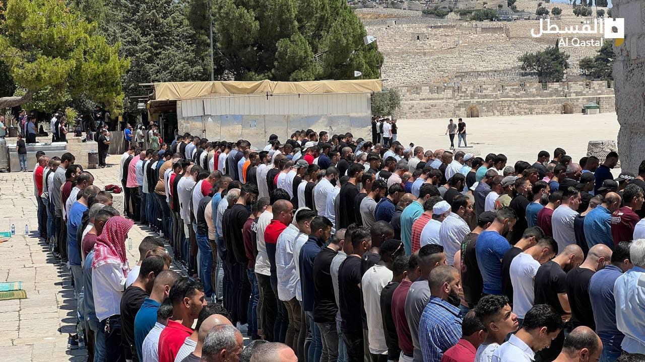 50 ألف يؤدون صلاة الجمعة في المسجد الأقصى