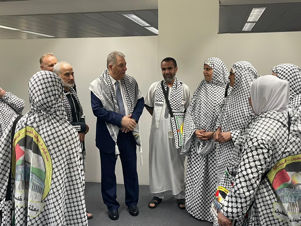 السفير دبور يودع عوائل الشهداء المغادرين الى الديار المقدسة
