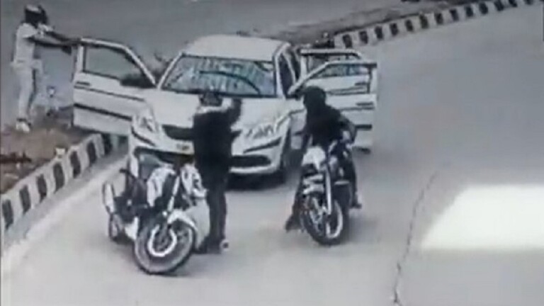 بالفيديو.. سرقة تحت تهديد السلاح على طريق عام وضح النهار!