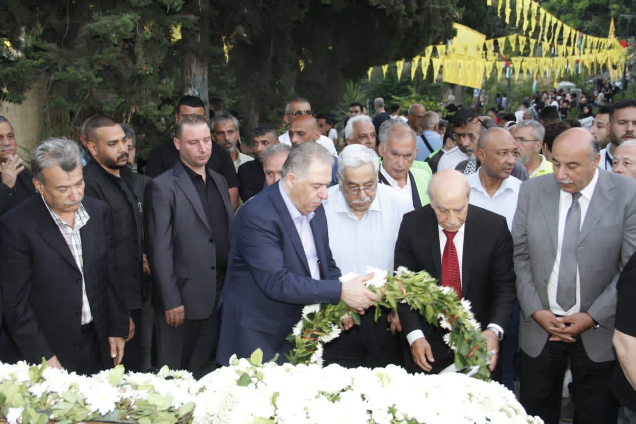 السفير دبور يضع اكليلاً من الزهور باسم الرئيس على النصب التذكاري لشهداء الثورة الفلسطينية في بيروت