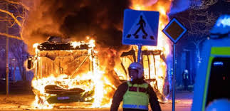 بعد حرق المصحف في السويد.. إدانات عربية وعالمية للحادثة وهذا ما دعا إليه الأزهر...