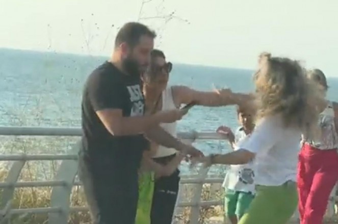 بالفيديو.. إشكال “كبير” وتدافع بين إمرأة وممثلة لبنانيّة مشهورة!