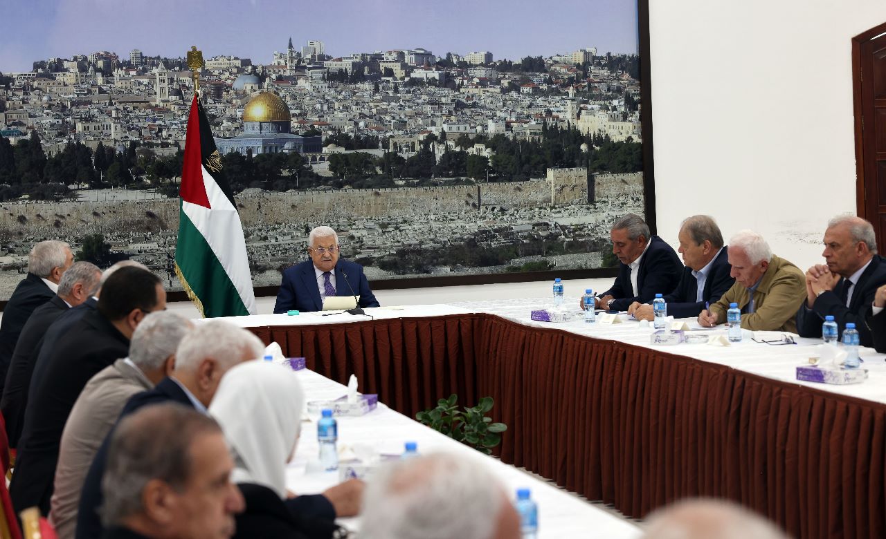 القيادة الفلسطينية تدعو جميع الأجهزة والهيئات الفلسطينية أخذ دورها في مهمة الدفاع عن الشعب الفلسطيني