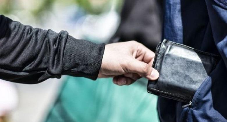بالفيديو.. محاولة سرقة واطلاق نار في الاشرفية وسط الشارع العام وعلى عينك يا تاجر!