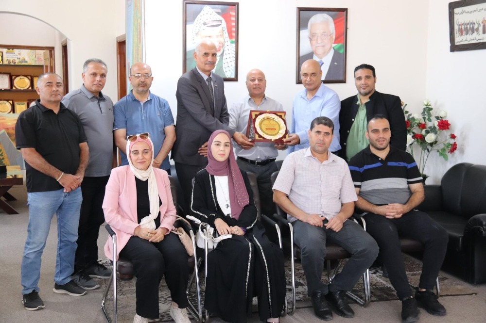 د. أبو هولي يكرم فريق تلفزيون فلسطين المشرف والتنفيذي على المسابقة الرمضانية "من المخيم "بحضور مدير عام تلفزيون فلسطين في المحافظات الجنوبية