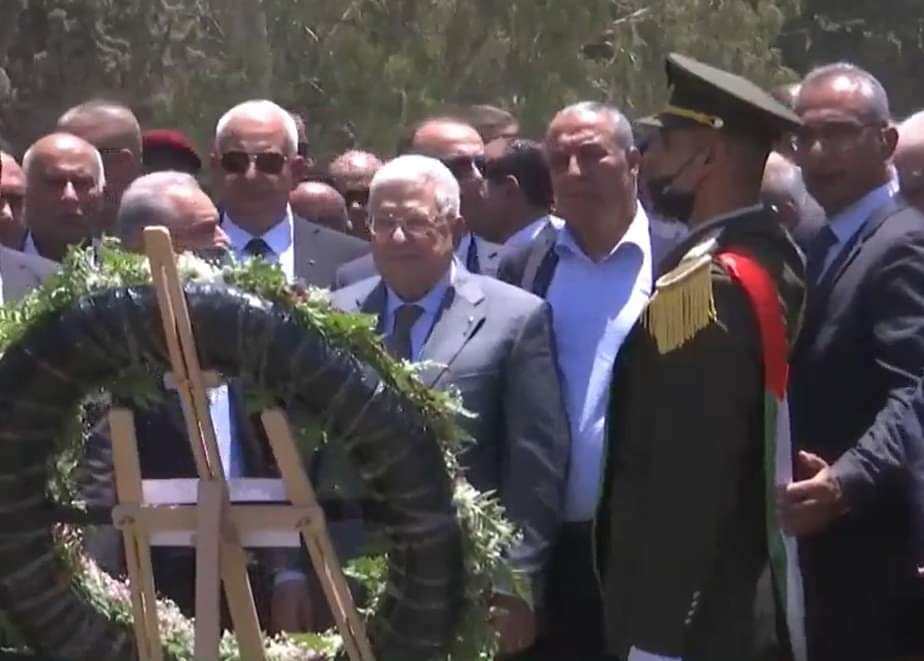 الرئيس عباس يضع إكليل زهور على أضرحة الشهداء في المقبرة الجديدة بمخيم جنين