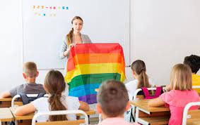 الخطر يداهم قطاع التعليم في  لبنان.. دعوة للترويج للمثلية في المدارس..