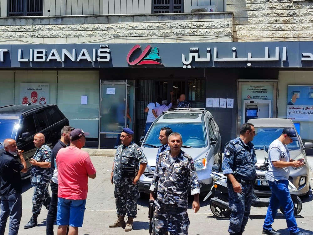 إنتهاء إقتحام مصرف  الاعتماد اللبناني والمودع يُسلّم نفسه!