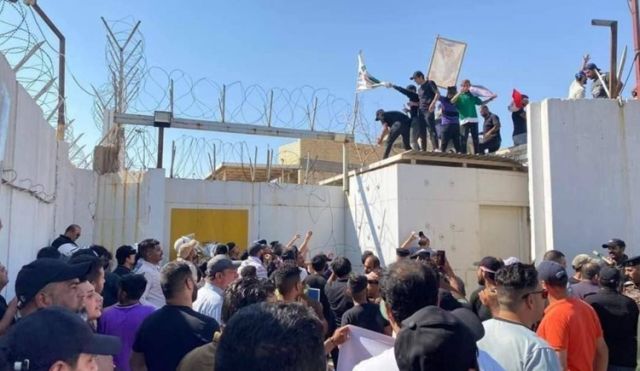 احتجاجات تصاعدية: متظاهرون يحرقون سفارة السويد في بغداد