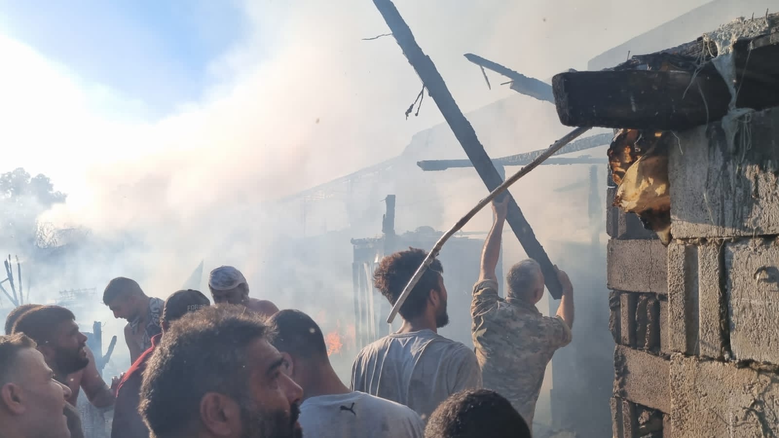 بالصور.. جرحى في انفجار قارورة غاز بمخيم للنازحين جنوب صيدا