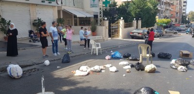بالصور.. قطع طريق عام الهلالية شرق صيدا احتجاجا على تراكم النفايات