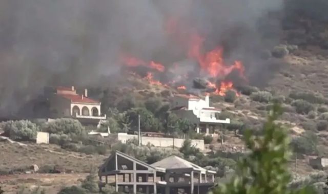 بالفيديو- أكبر عملية إجلاء عرفتها البلاد.. حريق اليونان هائل!