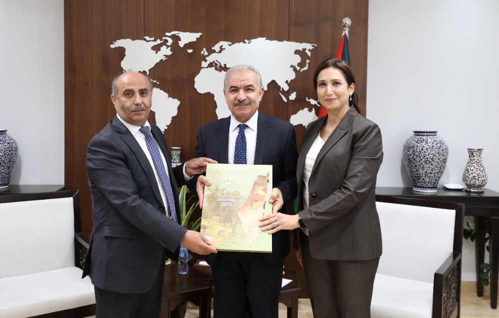 رئيس الوزراء أشتيه يتسلم الأطلس الإحصائي الزراعي لفلسطين 2021