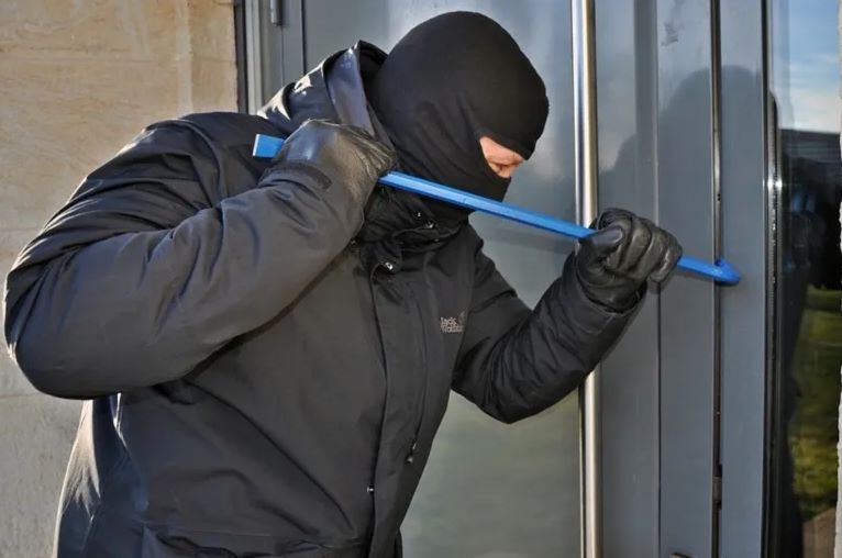 بطريقة “هوليوودية".. اقتحام وسرقة مقهى في طرابلس!