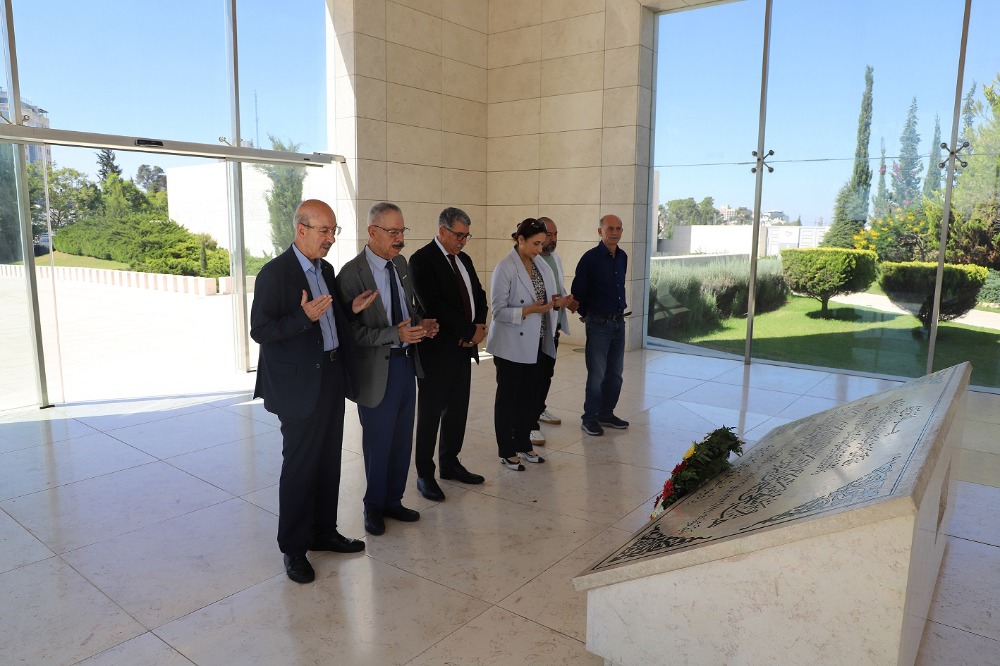 وضع أكاليل زهور على ضريح الرئيس عرفات لمناسبة ذكرى ميلاده