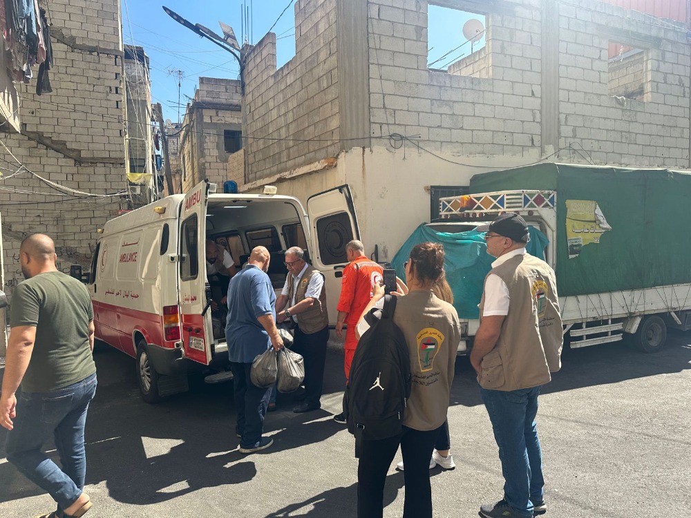 بناء على توجيهات الرئيس عباس.. دائرة شؤون اللاجئين وسفارة فلسطين في لبنان توزعان وجبات غذائية على النازحين من مخيم عين الحلوة