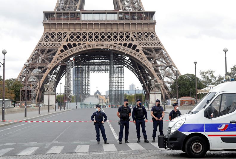 بالفيديو.. إخلاء برج إيفل في وسط باريس إثر إنذار أمني!