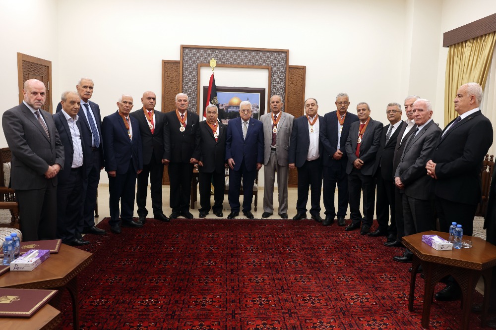 الرئيس عباس يقلد عدداً من القادة والمناضلين المحافظين نجمة الاستحقاق من وسام دولة  فلسطين لمناسبة تقاعدهم