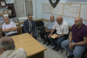 د. خوري خلال زيارة لجمعية دار الشيوخ في بيت جالا