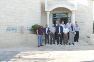 د. خوري خلال زيارة لجمعية دار الشيوخ في بيت جالا