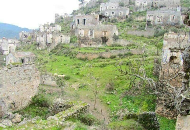 بالصور: قرية لبنانية اختفى كل أهلها وسكنتها الأشباح