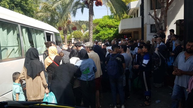 بالصور:  نقل عائلات من الموصلي الى سبلين بالباصات