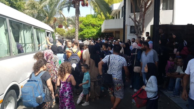 بالصور:  نقل عائلات من الموصلي الى سبلين بالباصات