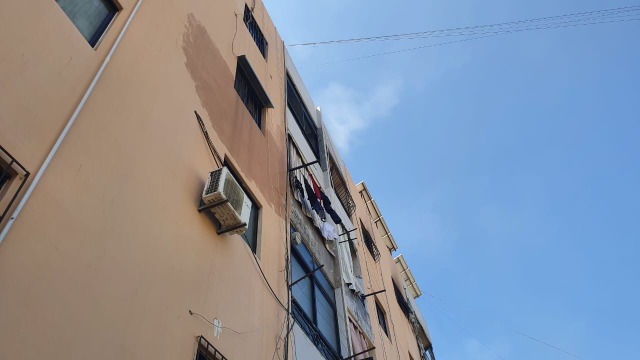 نجاة عائلة بعدما اصيب منزلها بقذيفة صاروخية جراء الاشتباكات في مخيم عين الحلوة