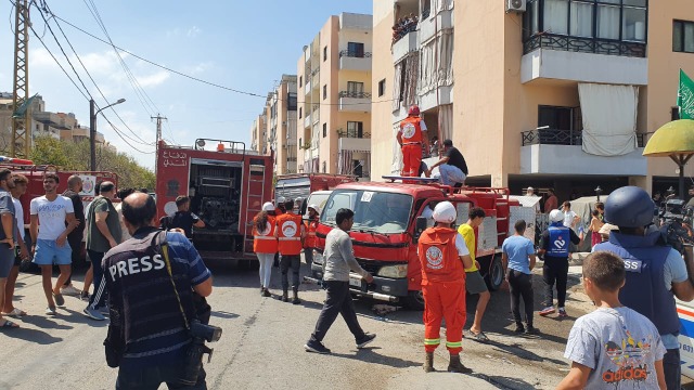 نجاة عائلة بعدما اصيب منزلها بقذيفة صاروخية جراء الاشتباكات في مخيم عين الحلوة