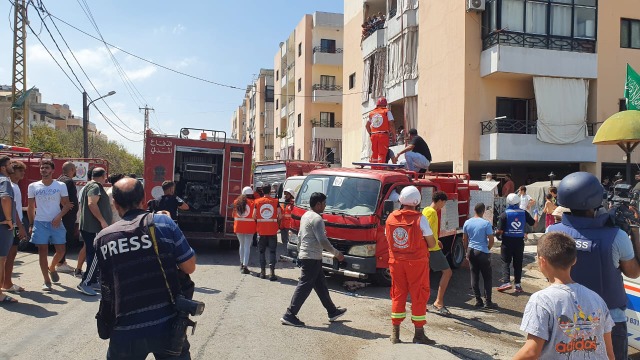 نجاة عائلة بعدما اصيب منزلها  بقذيفة صاروخية جراء الاشتباكات في مخيم عين الحلوة