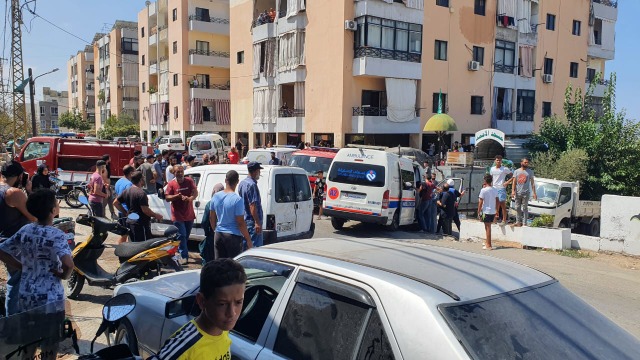 نجاة عائلة بعدما اصيب منزلها بقذيفة صاروخية جراء الاشتباكات في مخيم عين الحلوة