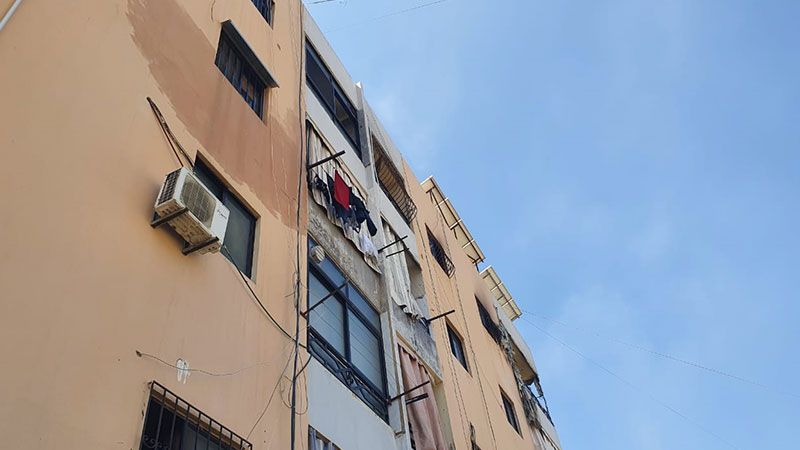 نجاة عائلة بعدما اصيب منزلها بقذيفة صاروخية جراء الاشتباكات في مخيم عين الحلوة