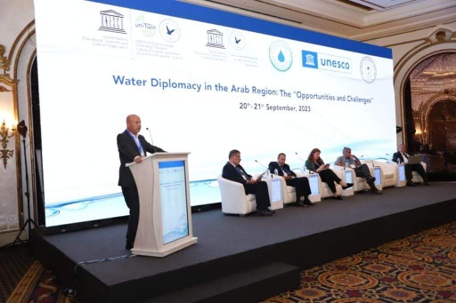 د. أبو هولي يدعو الى ادراج تطوير خدمات المياه في المخيمات ضمن الاستراتيجيات والخطط التنفيذية المشتركة للدول العربية   5.6 مليون لاجئ فلسطيني يتقاسمون مع الدول العربية المضيفة التحديات المائية