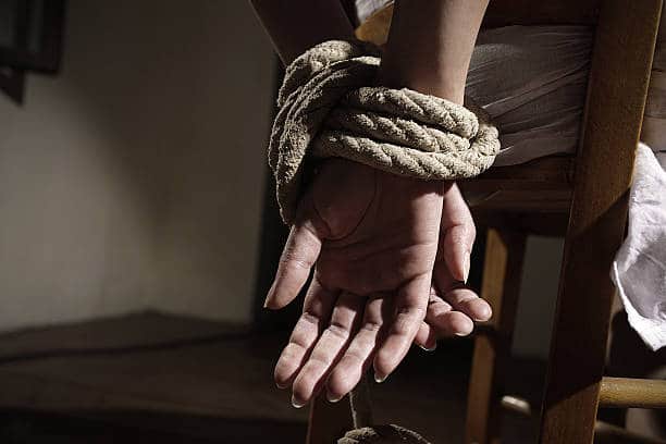 إنقاذ طفلة مقيّدة بالسلاسل من الرقبة في منزل والدها!