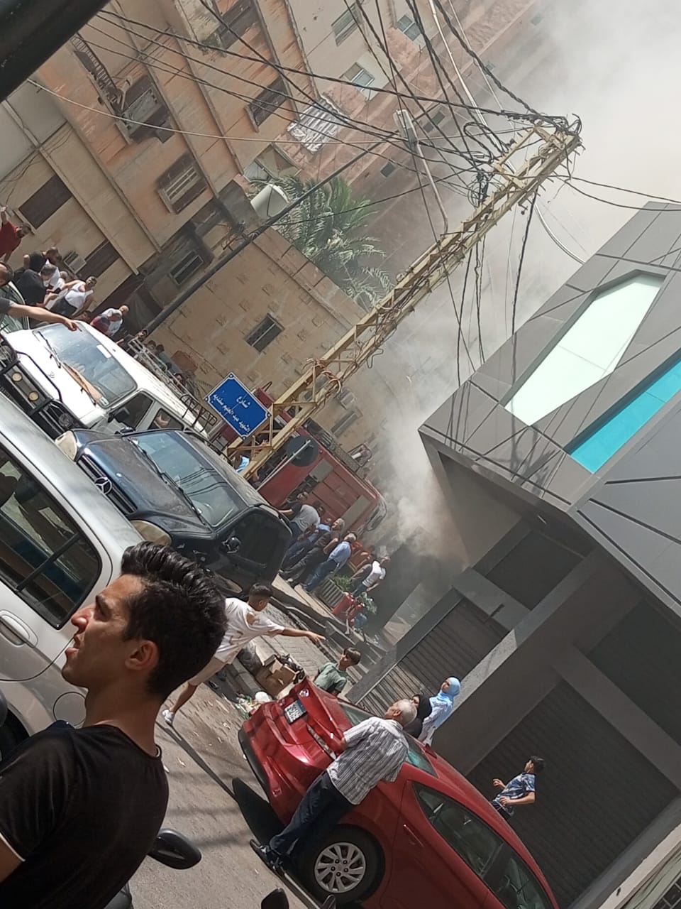 بالصور: اندلاع حريق في مبنى مختبرات الكريم في صيدا
