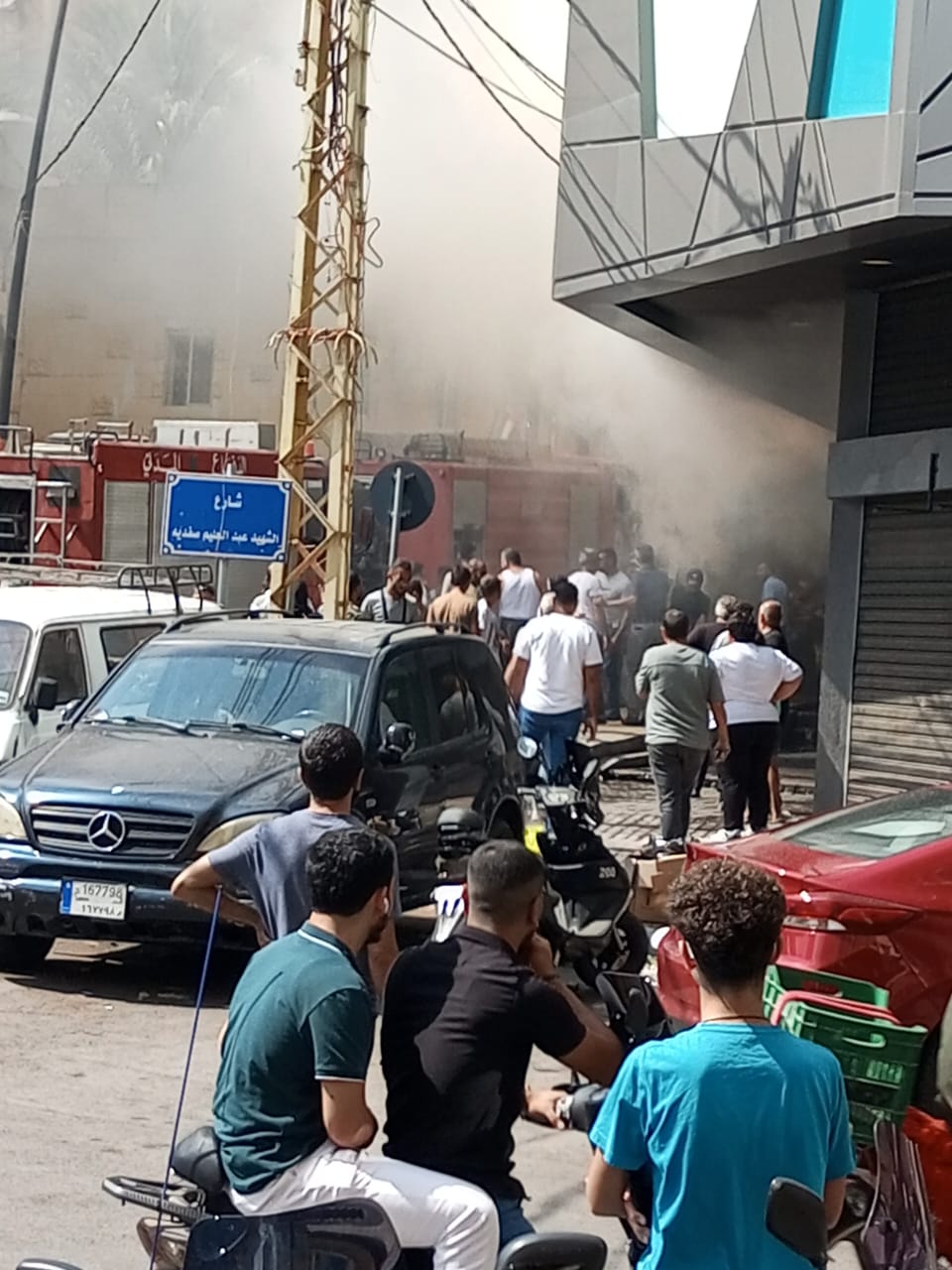 بالصور: اندلاع حريق في مبنى مختبرات الكريم في صيدا