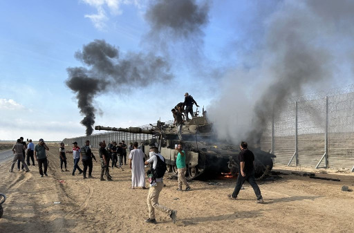 بالفيديو.. مشاهد من اقتحام كتائب القسام لموقع إيرز العسكري والإجهاز على جنود العدو وأسر عدد منهم