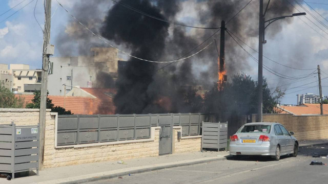 بالفيديو.. احتراق منازل في سديروت جراء صواريخ المقاومة