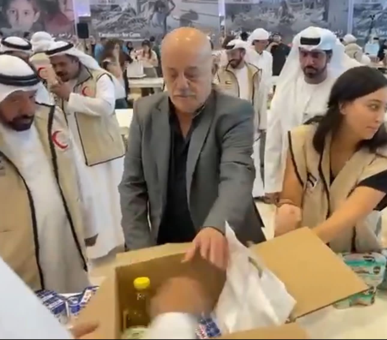 السفير علي يونس يشارك في تعبئة طرود المساعدات الإماراتية ضمن حملة "تراحم من أجل غزة"