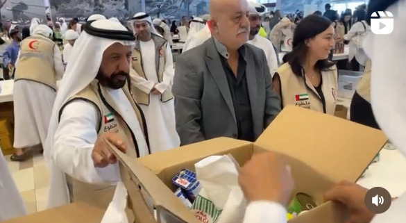 السفير علي يونس يشارك في تعبئة طرود المساعدات الإماراتية ضمن حملة "تراحم من أجل غزة"