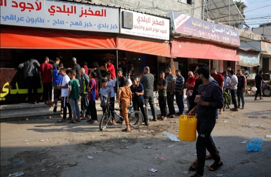 بالصور.. عشرات المواطنين يصطفون أمام أحد المخابز وسط قطاع غزة لشراء الخبز