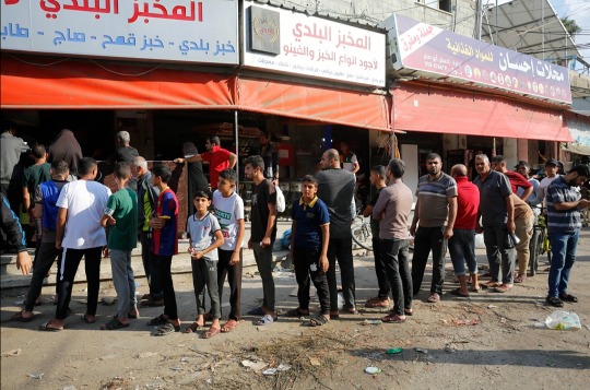 بالصور.. عشرات المواطنين يصطفون أمام أحد المخابز وسط قطاع غزة لشراء الخبز