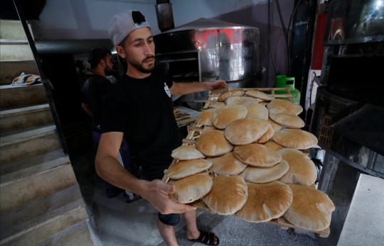 بالصور.. عشرات المواطنين يصطفون أمام أحد المخابز وسط قطاع غزة لشراء الخبز